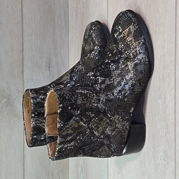 Vionic Women Kamryn Snake Print Leather Animal print Heels Boots shoes sz 8.5 - Picture 3 of 14